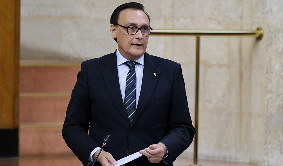 El consejero de Universidad, Investigación e Innovación, José Carlos Gómez Villamandos, interviene en el pleno del Parlamento andaluz.