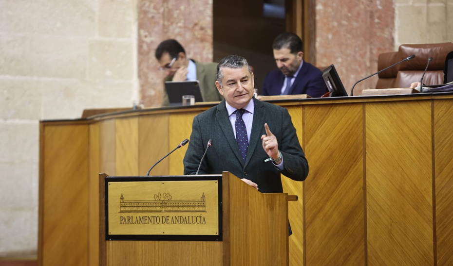 El consejero de la Presidencia, Interior, Diálogo Social y Simplificación Administrativa, Antonio Sanz, durante su intervención en el Parlamento andaluz.