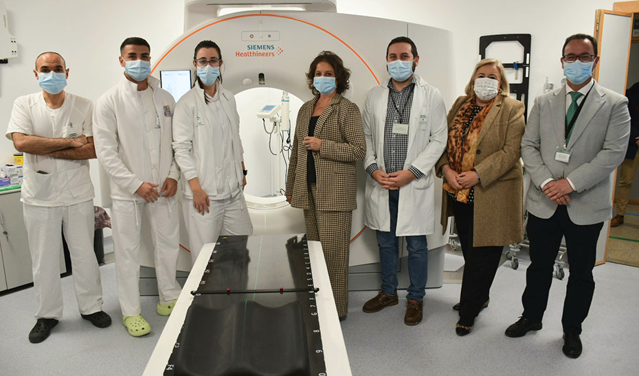 Un momento de la visita de Catalina García a la Unidad de Arritmias del Hospital Juan Ramón Jiménez.