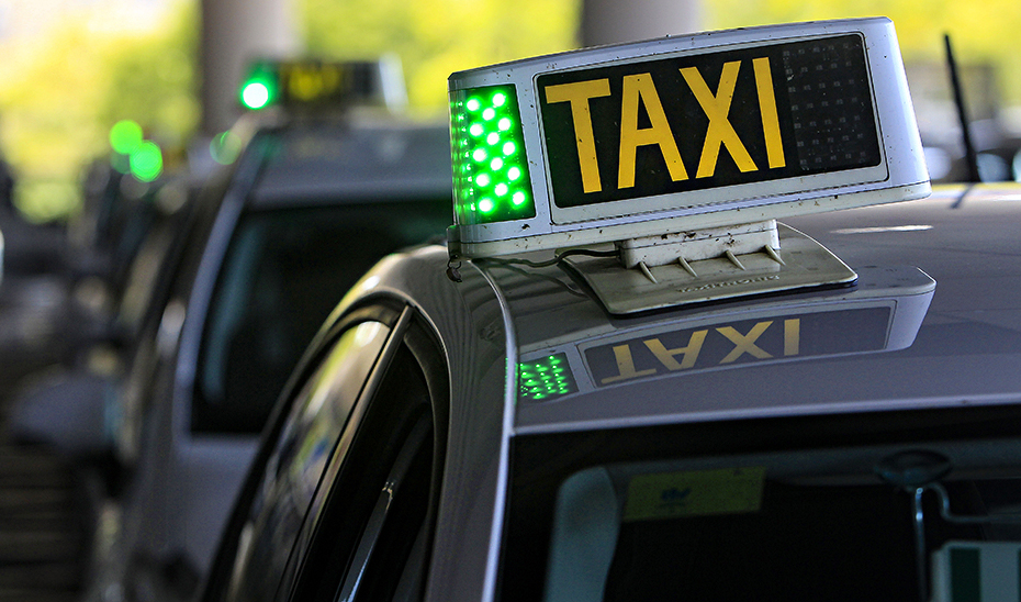 Automóviles del servicio de taxi en Andalucía hacen cola para recoger a los pasajeros.