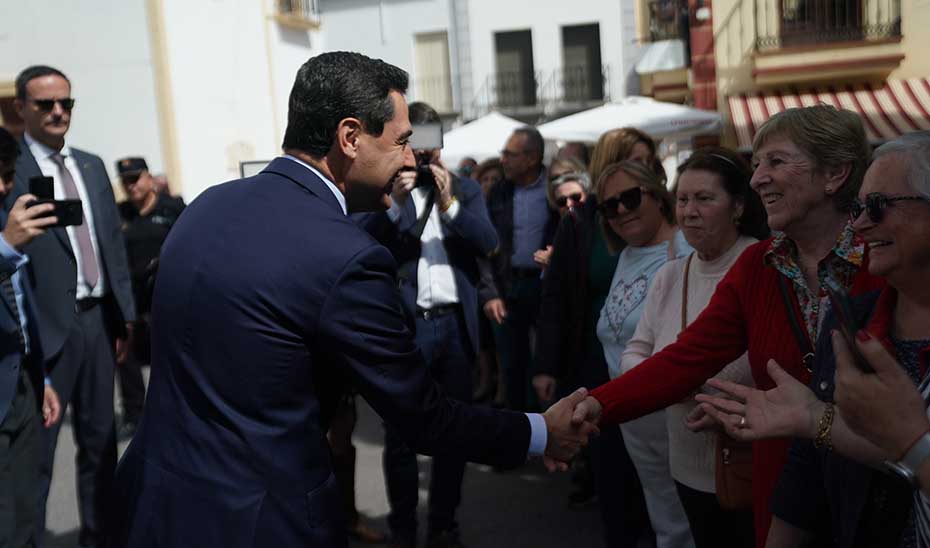 El presidente de la Junta, Juanma Moreno, saluda a vecinos de la localidad almeriense de Dalías.