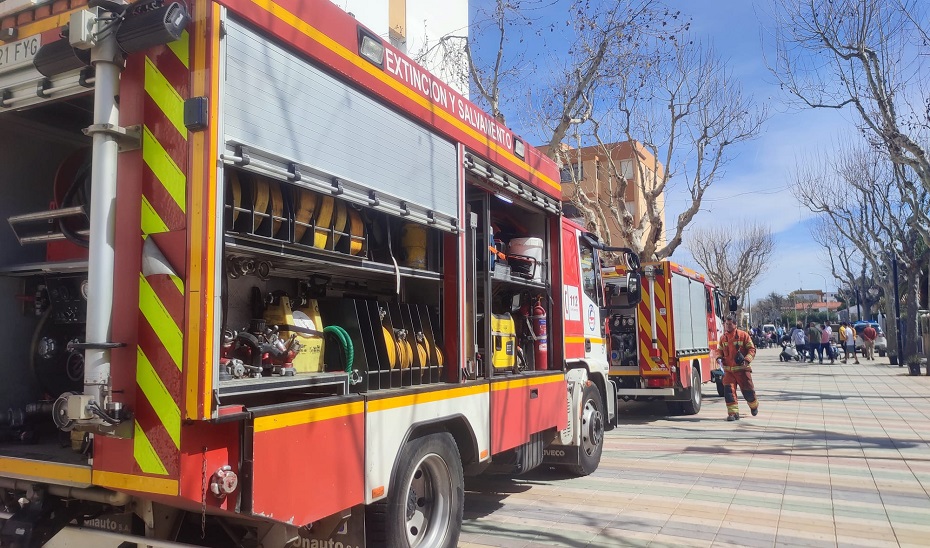 Cuatro parques de bomberos trabajan en las labores de extinción del incendio