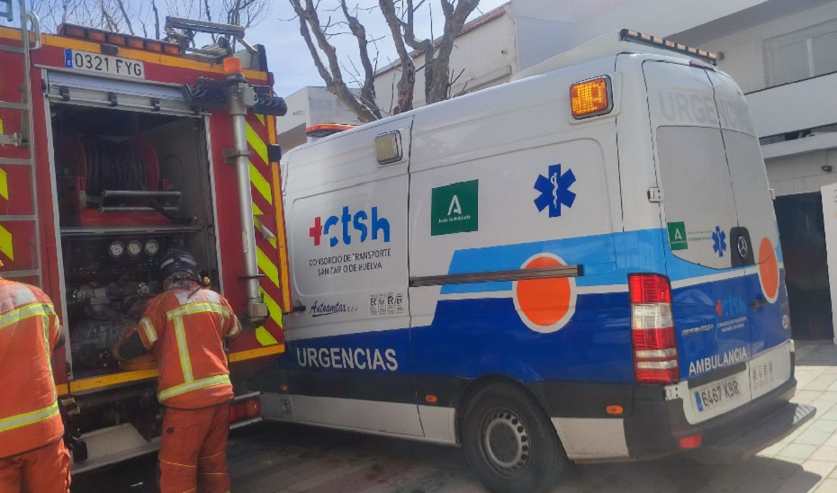 Camión de Bomberos del Consorcio de Huelva y ambulancia.