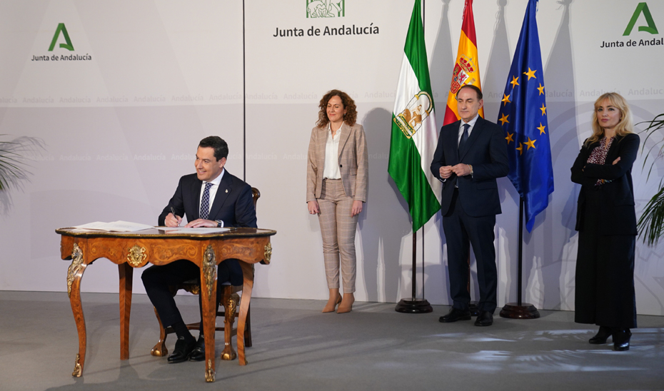 El presidente andaluz firma el documento del Pacto social y económico por el impulso de Andalucía, en presencia de los dirigentes de CCOO-A, CEA y UGT-A.