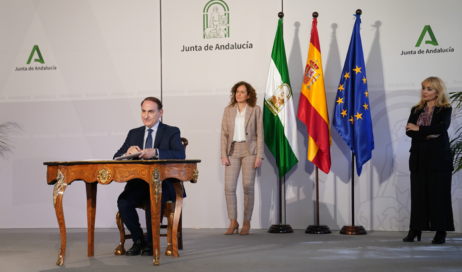 El presidente de los empresarios andaluces, Javier González de Lara, durante la firma del acuerdo.