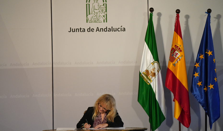 Carmen Castilla, secretaria general de UGT Andalucía firma el documento del Pacto social y económico.