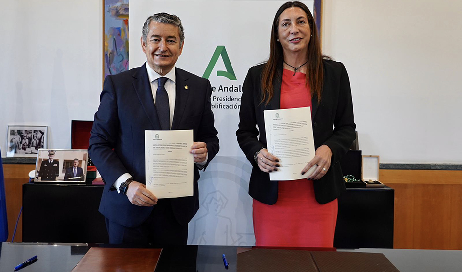 Los consejeros Antonio Sanz y Loles López, tras la firma del convenio con el que se reforzará con el apoyo del 112 el Teléfono de Información a la Mujer.
