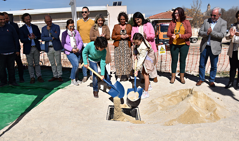 Dos alumnos del CEIP San Marcos de Mancha Real participan en el acto de colocación de la primera piedra del nuevo centro de salukd.