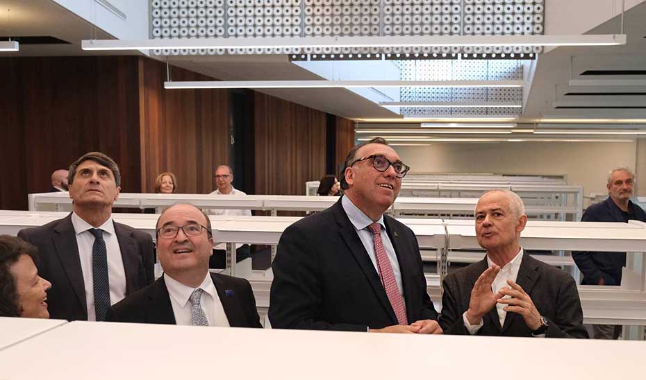 Recorrido de las autoridades asistentes a la entrega de llaves de la Biblioteca del Estado en Córdoba.