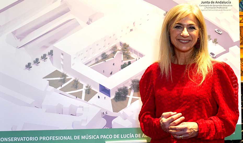 La consejera de Desarrollo Educativo, Patricia del Pozo, posa junto al proyecto de nueva sede del Conservatorio Profesional de Música Paco de Lucía.