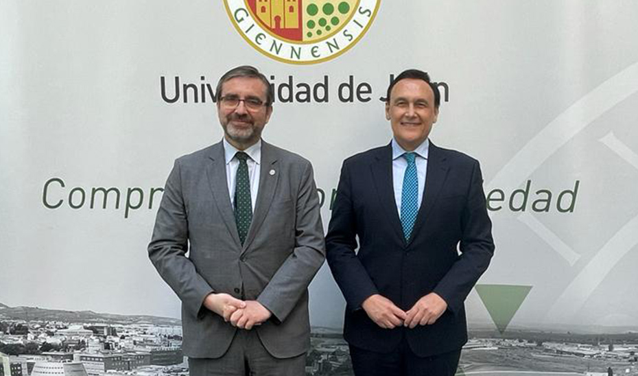 El consejero de Universidad, Investigación e Innovación, José Carlos Gómez Villamandos, junto al rector de la UJA, Juan Gómez.