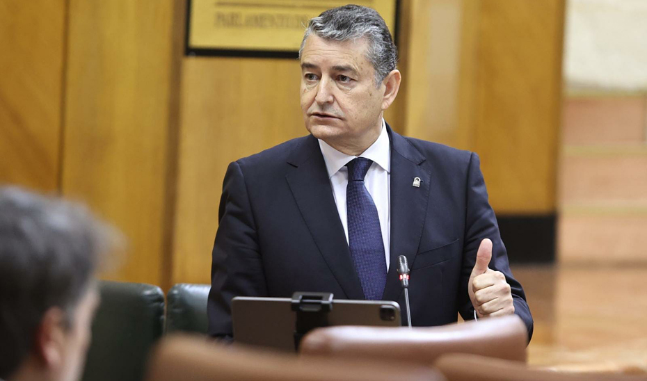 El consejero de Presidencia, Interior, Diálogo Social y Simplificación Administrativa, Antonio Sanz, durante la sesión de control en el Parlamento andaluz.