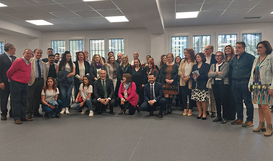 La consejera Rocío Blanco posa con alumnos y profesionales del Centro de Formación Punta Europa.