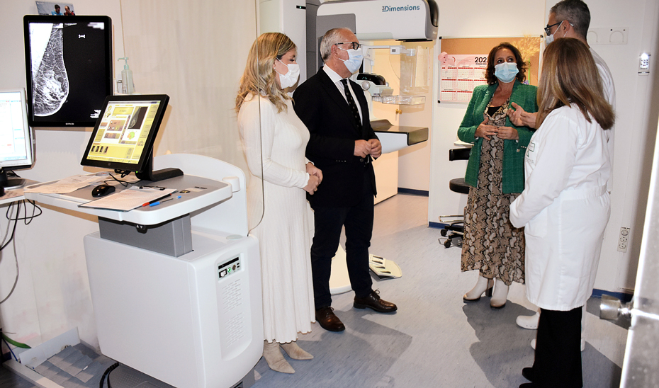 La consejera de Salud y Consumo, Catalina García, ha visitado el nuevo equipamiento de la Unidad de Radiodiagnóstico en el Hospital Universitario San Agustín de Linares, en el Área Sanitaria Norte de Jaén.
