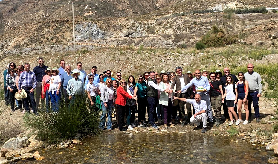 La consejera de Agricultura, Carmen Adra, junto a otros asistentes a la restauración del río Adra.