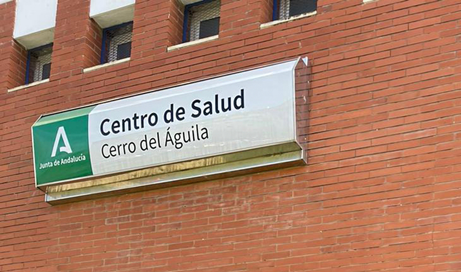 Edificio actual del centro de salud de El Cerro del Águila, con más de 50 años de antigüedad.