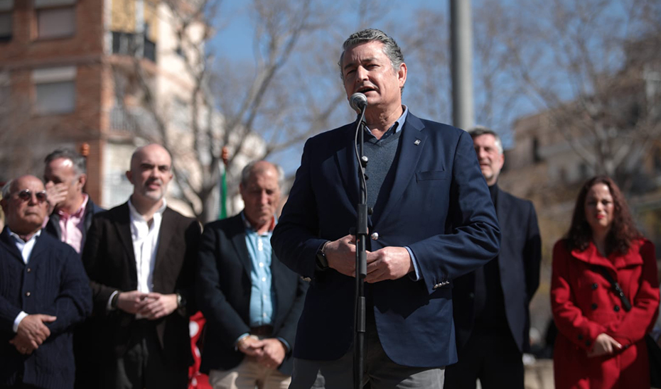 Intervención del consejero de la Presidencia, Antonio Sanz, durante la jornada andaluza organizada por el Centro Cultural Federico García Lorca que se ha celebrado en el parque de la Guineüeta de Barcelona.