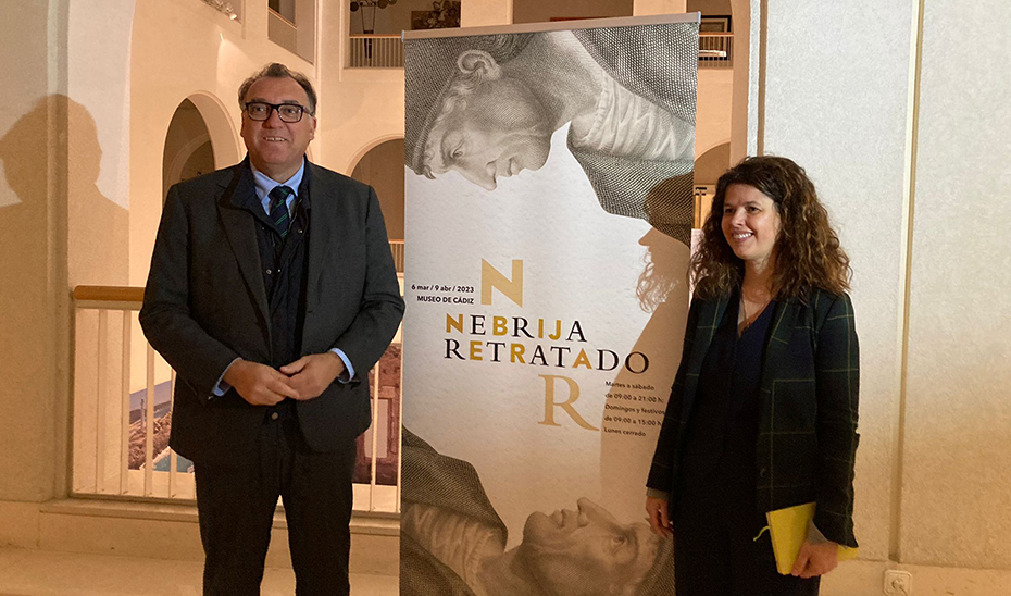 El consejero de Cultura, Turismo y Deporte, Arturo Bernal, junto a la comisaria de la exposición, la historiadora Lola Pons.