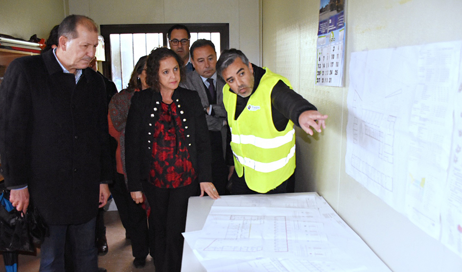 La consejera de Salud, Carolina García, durante su visita a las obras del nuevo centro de salud de El Cuervo.
