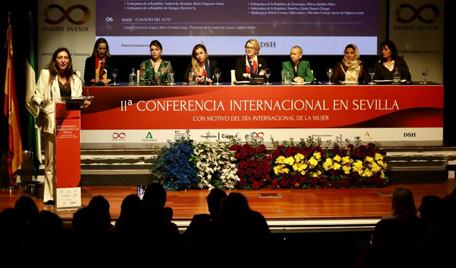 La consejera de Inclusión Social, Loles López, interviene en la inauguración de la IIª Conferencia Internacional en Sevilla con motivo del Día Internacional de la Mujer que organizan la Asociación de Amistad Hispano Francesa Mujeres Avenir y la Fundación Cajasol.