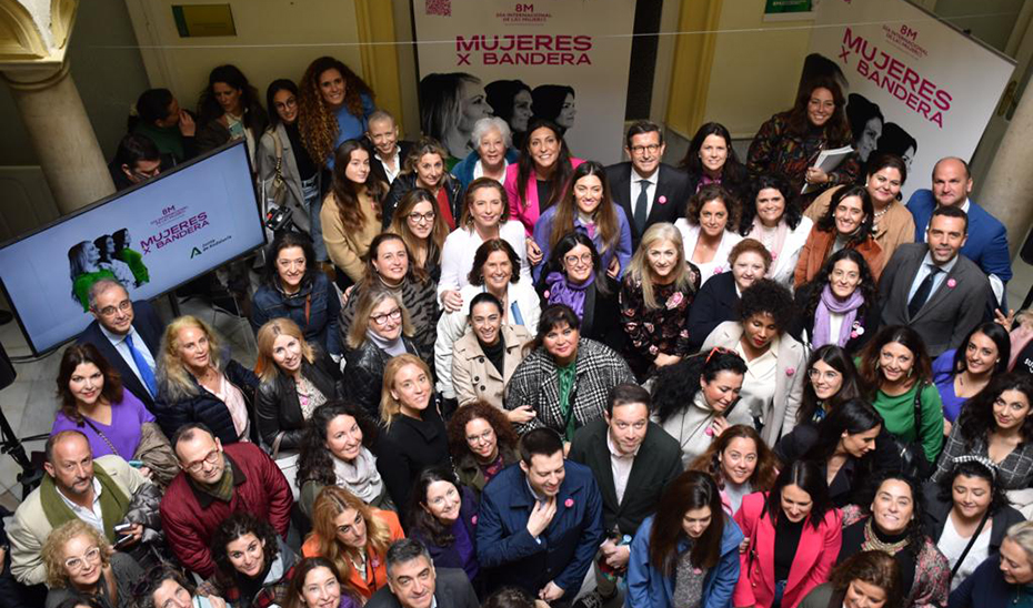 Foto de familia del acto institucional celebrado en el Centro Provincial del Instituto Andaluz de la Mujer en Sevilla con motivo del 8M.