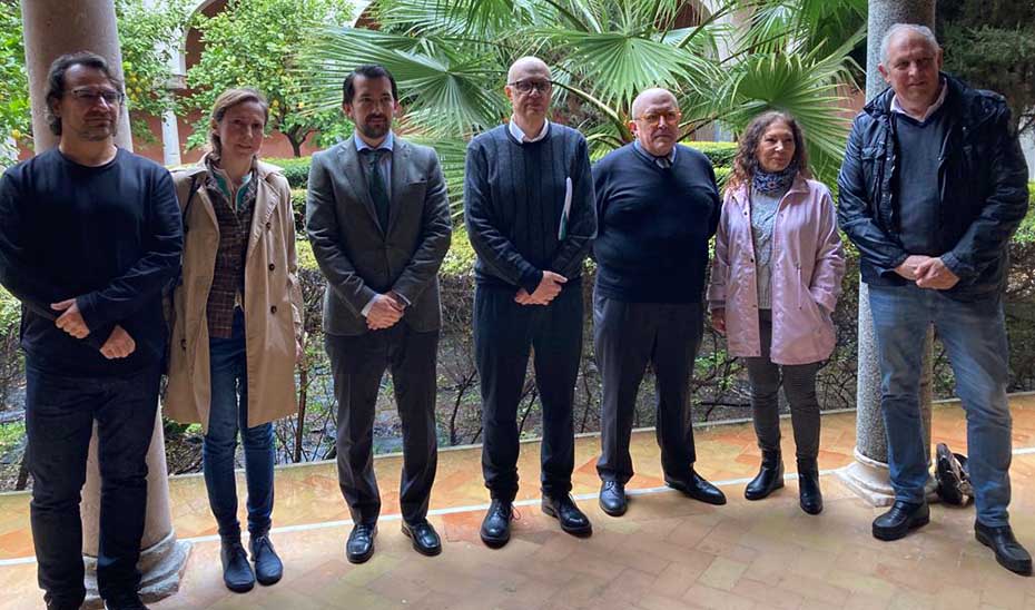 El secretario general para la Cultura, Salomón Castiel, y otros responsables del proyecto Cines de Andalucía.