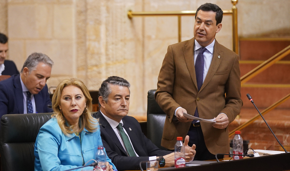 Moreno responde a la oposición en el Pleno del Parlamento andaluz.