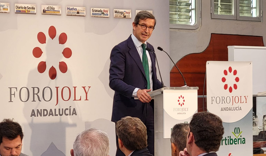 El consejero de Industria, Energía y Minas, Jorge Paradela, interviene en el Foro Joly celebrado en Huelva.