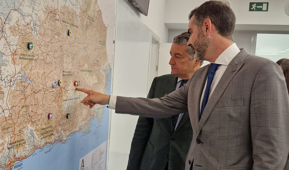Antonio Sanz y Ramón Fernández-Pacheco, junto a un mapa de recursos, durante la visita al Centro Operativo Regional del Infoca.
