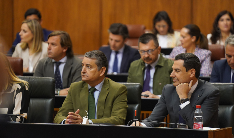 Juanma Moreno y Antonio Sanz, durante el Pleno del Parlamento andaluz.