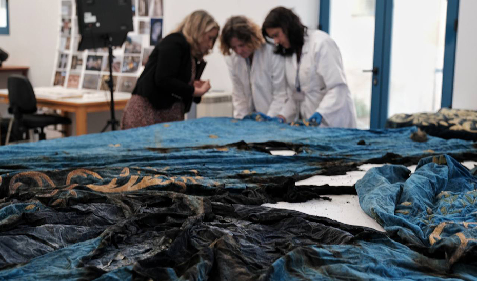 Especialistas del Instituto Andaluz del Patrimonio Histórico (IAPH) analizando el estado del manto de la Virgen de los Desconsuelos.