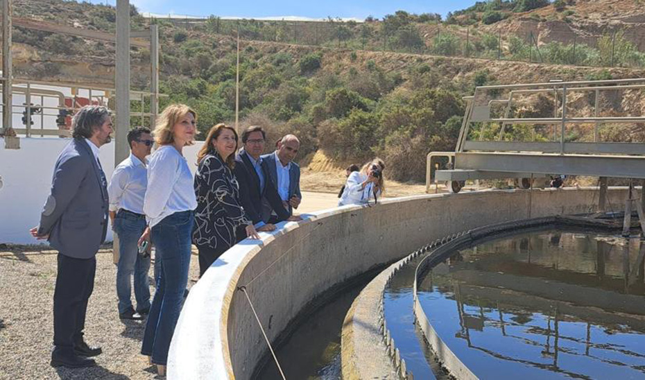 La consejera de Agricultura, Carmen Crespo, durante la visita técnica a la EDAR de Balerma (El Ejido).