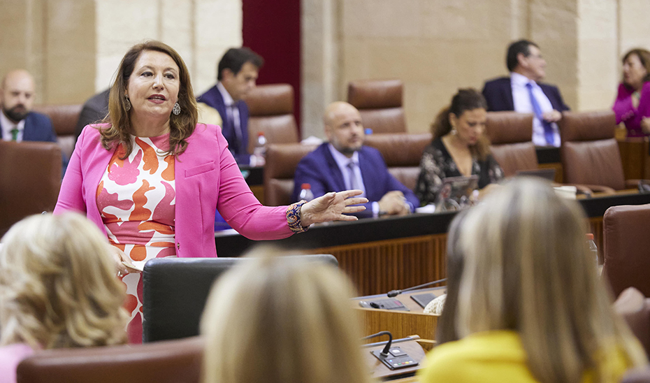 La consejera de Agricultura, Pesca, Agua y Desarrollo Rural, Carmen Crespo, interviene en el Parlamento de Andalucía.