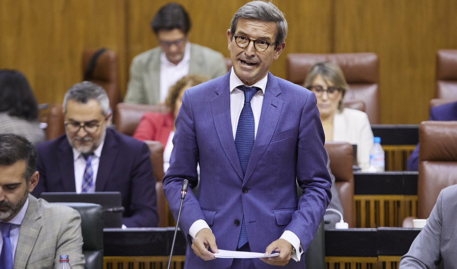 Jorge Paradela, en la sesión de este jueves el Pleno del Parlamento, responde a las preguntas de los diputados andaluces.