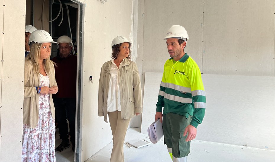 La consejera de Salud y Consumo, Catalina García, durante la visita al centro de salud de Orcera (Jaén).