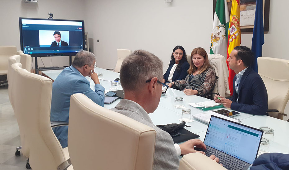 Las secretarias generales de Infraestructuras Judiciales y Servicios Judiciales, Teresa Ávila y Rosalía Espinosa respectivamente, en una reunión de coordinación con las fiscalías para implantar el proyecto.