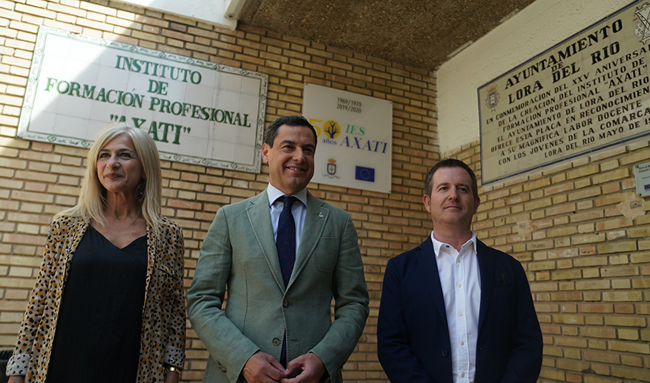 El presidente de la Junta, Juanma Moreno, junto a la consejera de Desarrollo Educativo, Patricia del Pozo y el director del IES Axati, Manuel Liras.