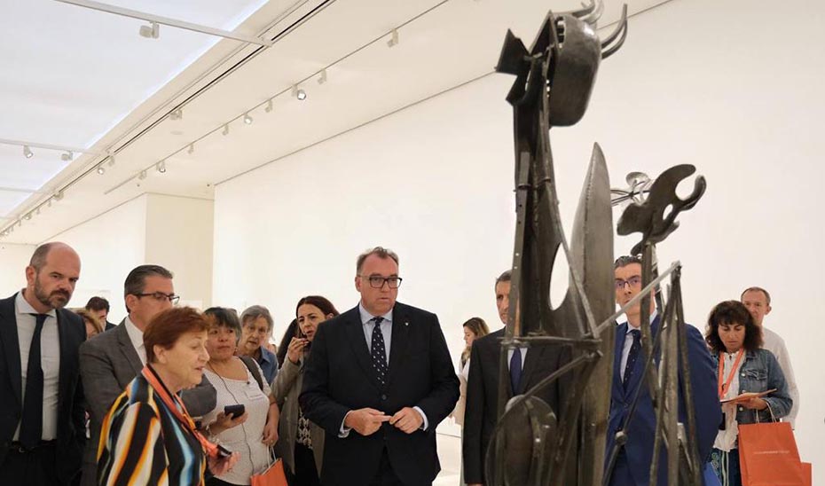 El consejero de Turismo, Arturo Bernal, asistió a la presentación de la exposición \u0027Picasso escultor. Materia y cuerpo\u0027.