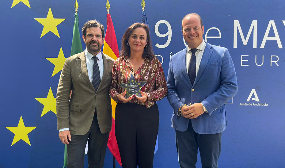 La directora general de Sostenibilidad Ambiental y Cambio Climático, María López Sanchís, recoge el premio otorgado a la Junta de Andalucía por su proyecto ambiental en la Sierra de Cádiz.