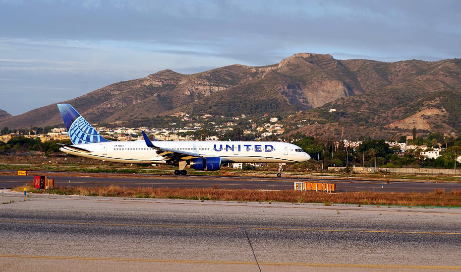 El Boeing 757-200 de la compañía United Airlines, procedente de Nueva York, toma tierra en el aeropuerto de Málaga, en el que ha sido el primer vuelo que recupera la conexión aérea directa entre Andalucía y Estados Unidos.