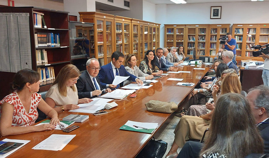 Reunión del consejero de Justicia, José Antonio Nieto, con la Junta de Jueces de Sevilla y resto de operadores jurídicos.