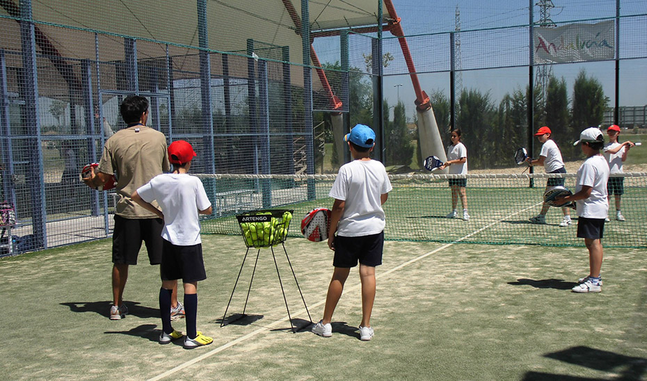 Campus deportivos, remo, piragüismo, natación o golf son algunas de las actividades que ofrecen en verano las instalaciones deportivas andaluzas.