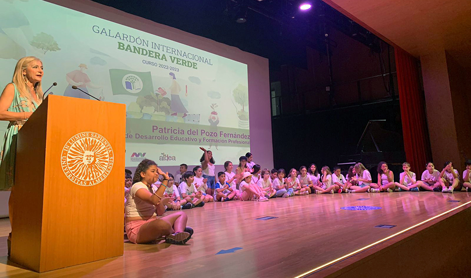 La consejera de Desarrollo Educativo, Patricia del Pozo, interviene ante alumnos asistentes a la entrega del Galardón Internacional Bandera Verde.