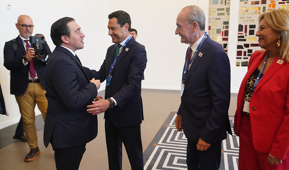 El presidente de la Junta de Andalucía, Juanma Moreno, saluda al ministro de Exteriores en funciones, José Manuel Albares, en presencia del alcalde de Málaga, Francisco de la Torre.