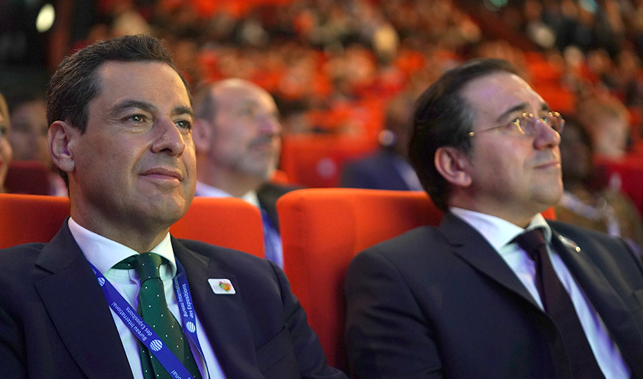 El presidente de la Junta de Andalucía, Juanma Moreno, junto al presidente en funciones de la Diputación de Málaga, Francisco Salado, durante la presentación en París.