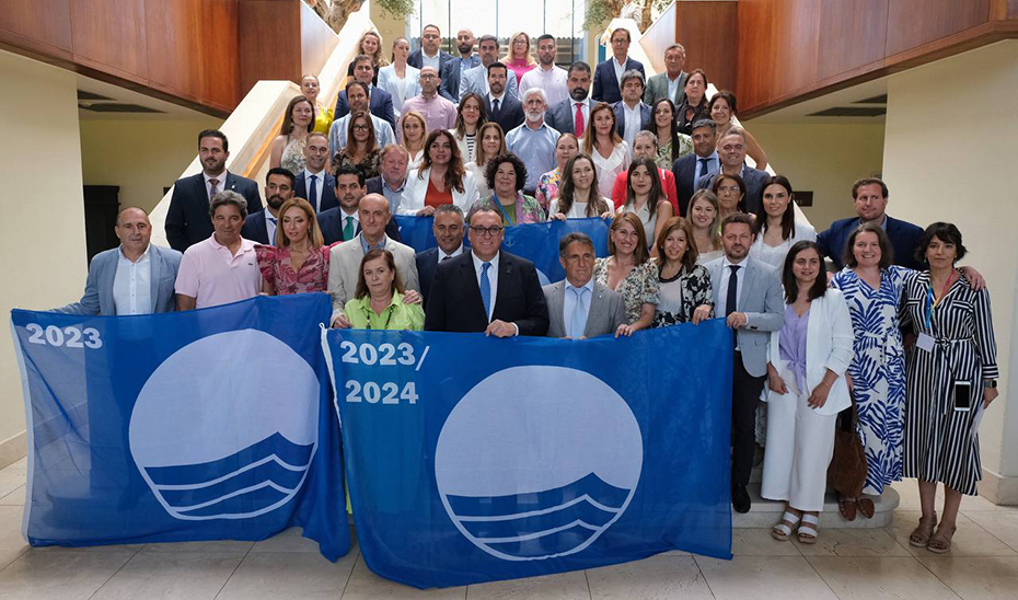 El consejero de Turismo, Arturo Bernal, ha asistido al acto de entrega de los distintivos Bandera Azul en Isla Antilla (Huelva).
