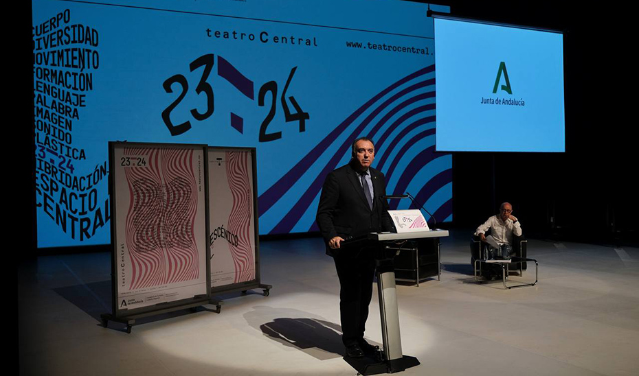 El consejero de Cultura, Arturo Bernal, interviene en la presentación de la programación de la próxima temporada del Teatro Central.