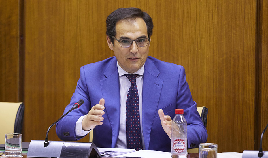El consejero de Justicia, José Antonio Nieto, ha destacado en comisión parlamentaria el lanzamiento de la sexta edición de la \u0027Guía para concejales de la Comunidad Autónoma de Andalucía\u0027.
