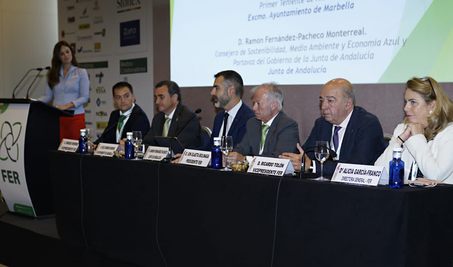 El consejero de Sostenibilidad, Medio Ambiente y Economía Azul, interviene durante el encuentro sobre reciclaje de la ciudad marbellí.