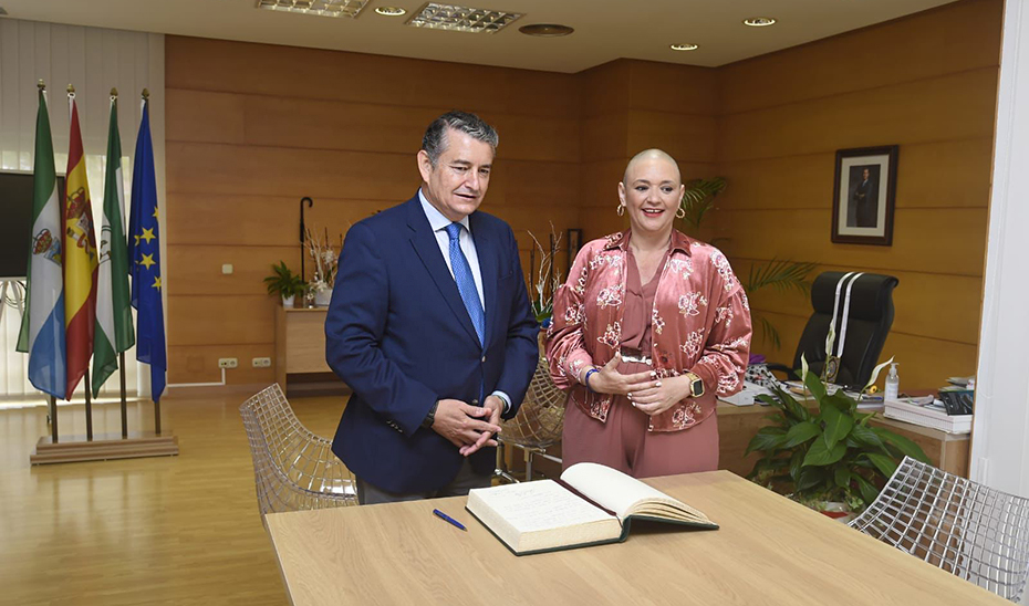 El consejero de la Presidencia, Antonio Sanz, y la alcaldesa de Torremolinos, Margarita del Cid, durante un momento de su encuentro en el Ayuntamiento malagueño.